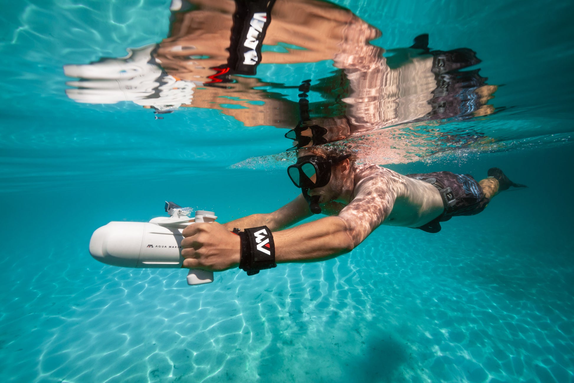 Man underwater surface swimming with handheld Aqua Marina BLUEDRIVE X Pro. Free shipping at e-boarders.com