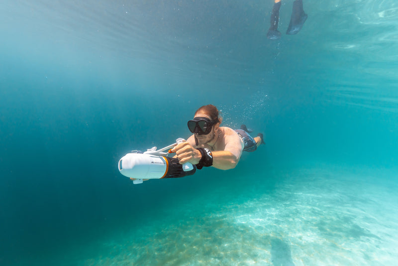 Man underwater surface swimming with handheld Aqua Marina BLUEDRIVE X Pro. Free shipping at e-boarders.com