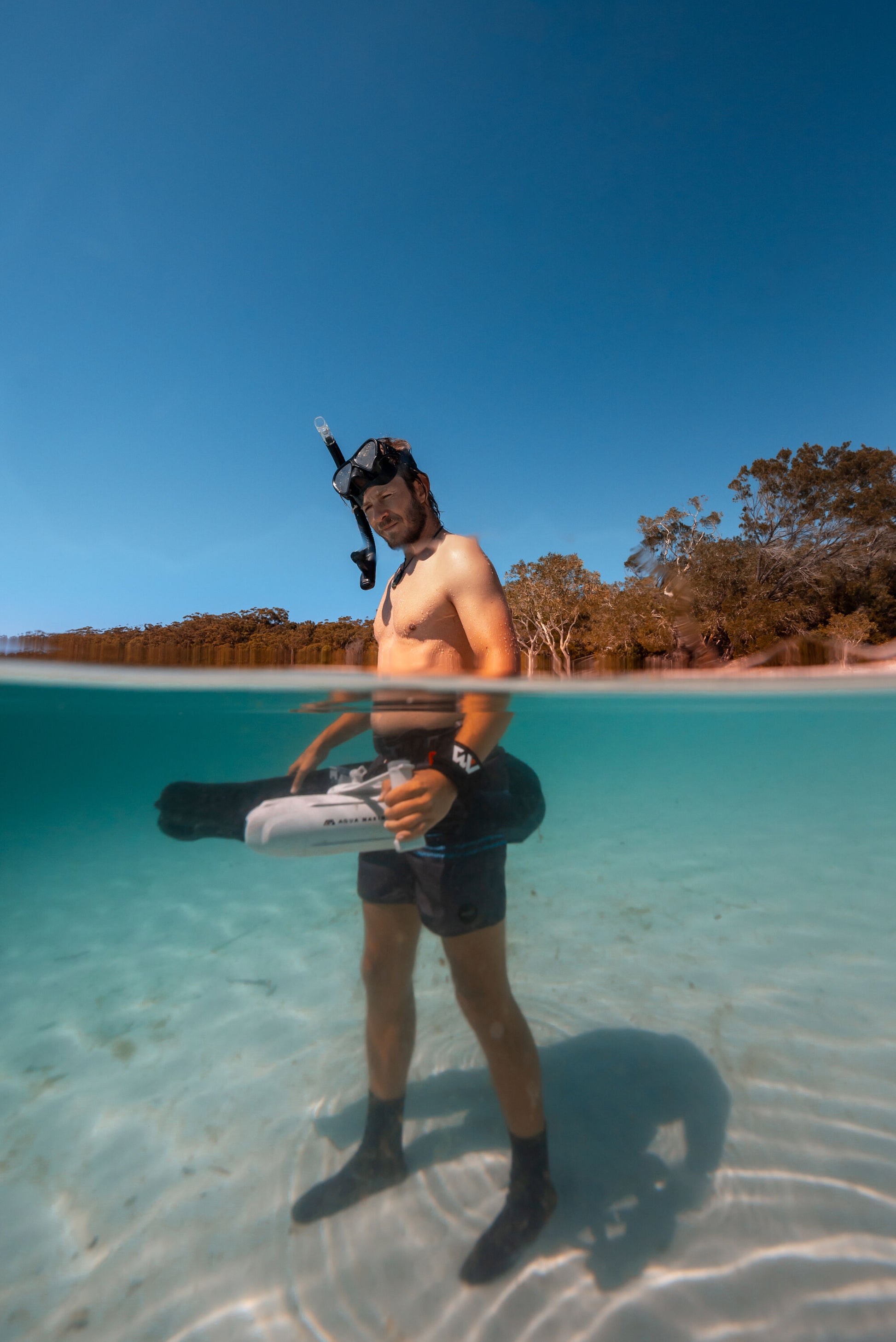 Man holds Aqua Marina BLUEDRIVE X Pro underwater. Free shipping at e-boarders.com