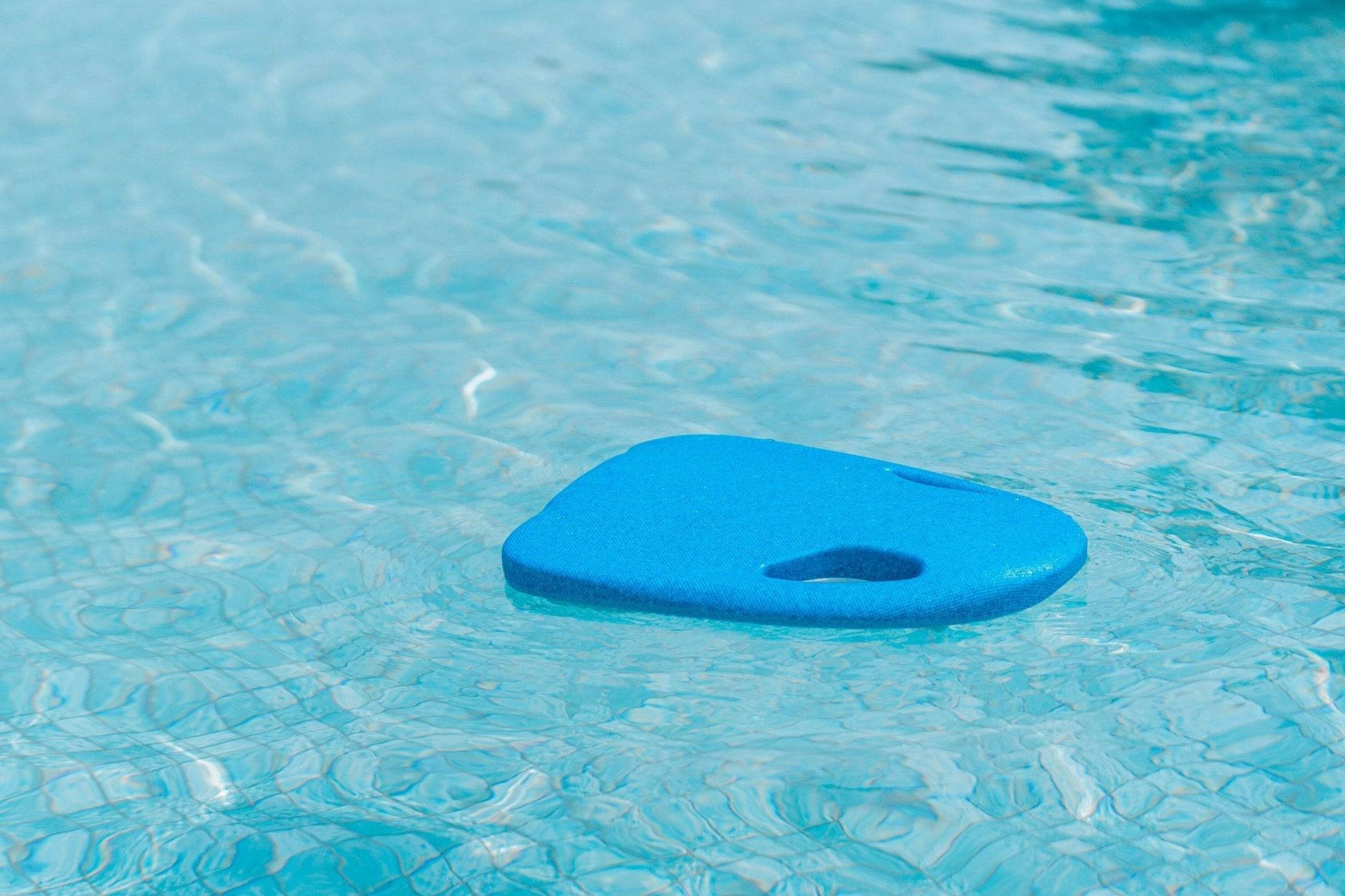 ASIWO MAKO electric swimming kickboard in blue floating in a pool for aquatic swim assistance. Ships free at e-boarders.com