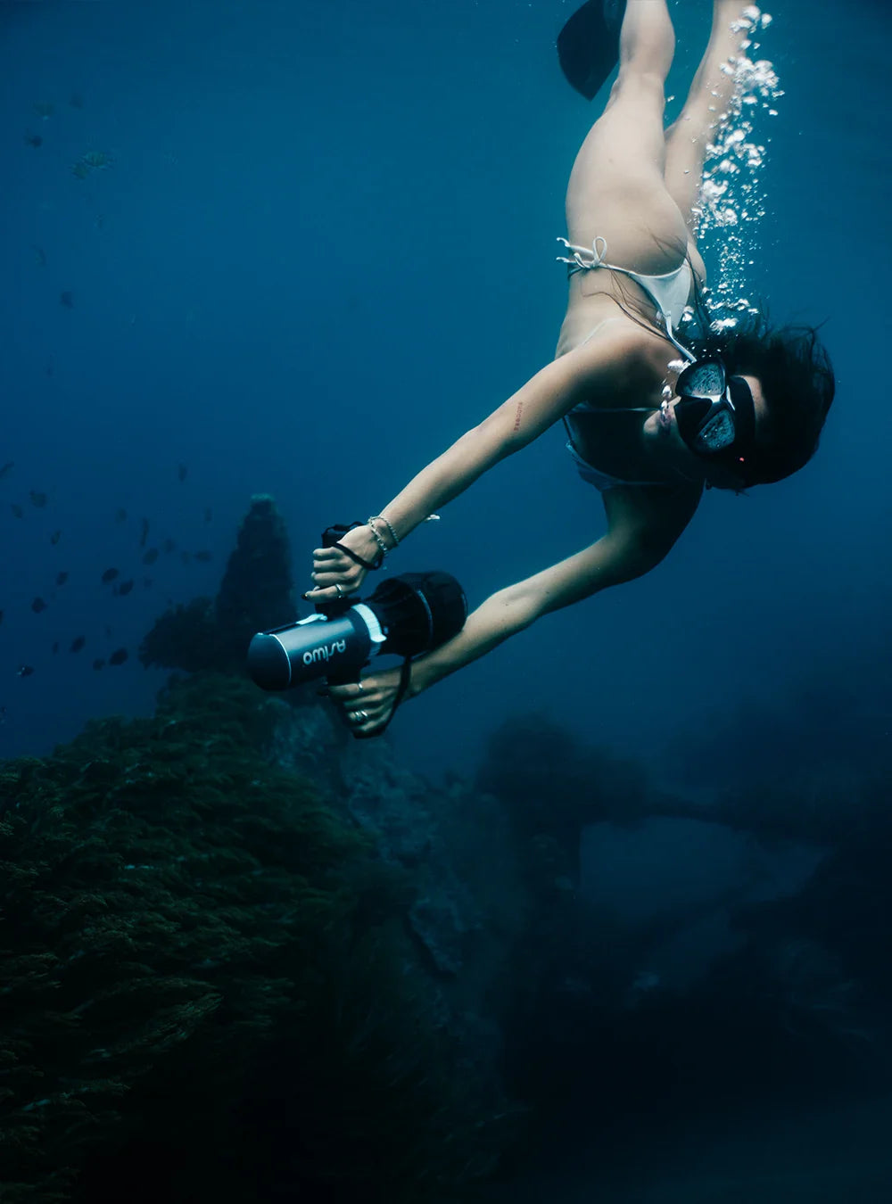 ASIWO U1 electric-assist fin for paddleboards and diving. Lightweight underwater swim-aid with wireless remote. Free shipping at e-boarders.com