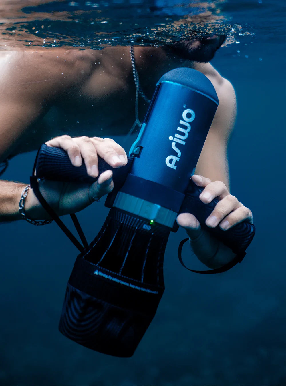 ASIWO U1 electric-assist fin for paddleboards and diving. Lightweight underwater swim-aid with wireless remote. Free shipping at e-boarders.com