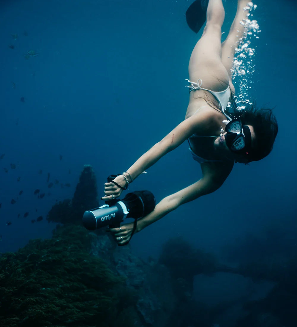 ASIWO U1 electric-assist fin for paddleboards and diving. Lightweight underwater swim-aid with wireless remote. Free shipping at e-boarders.com