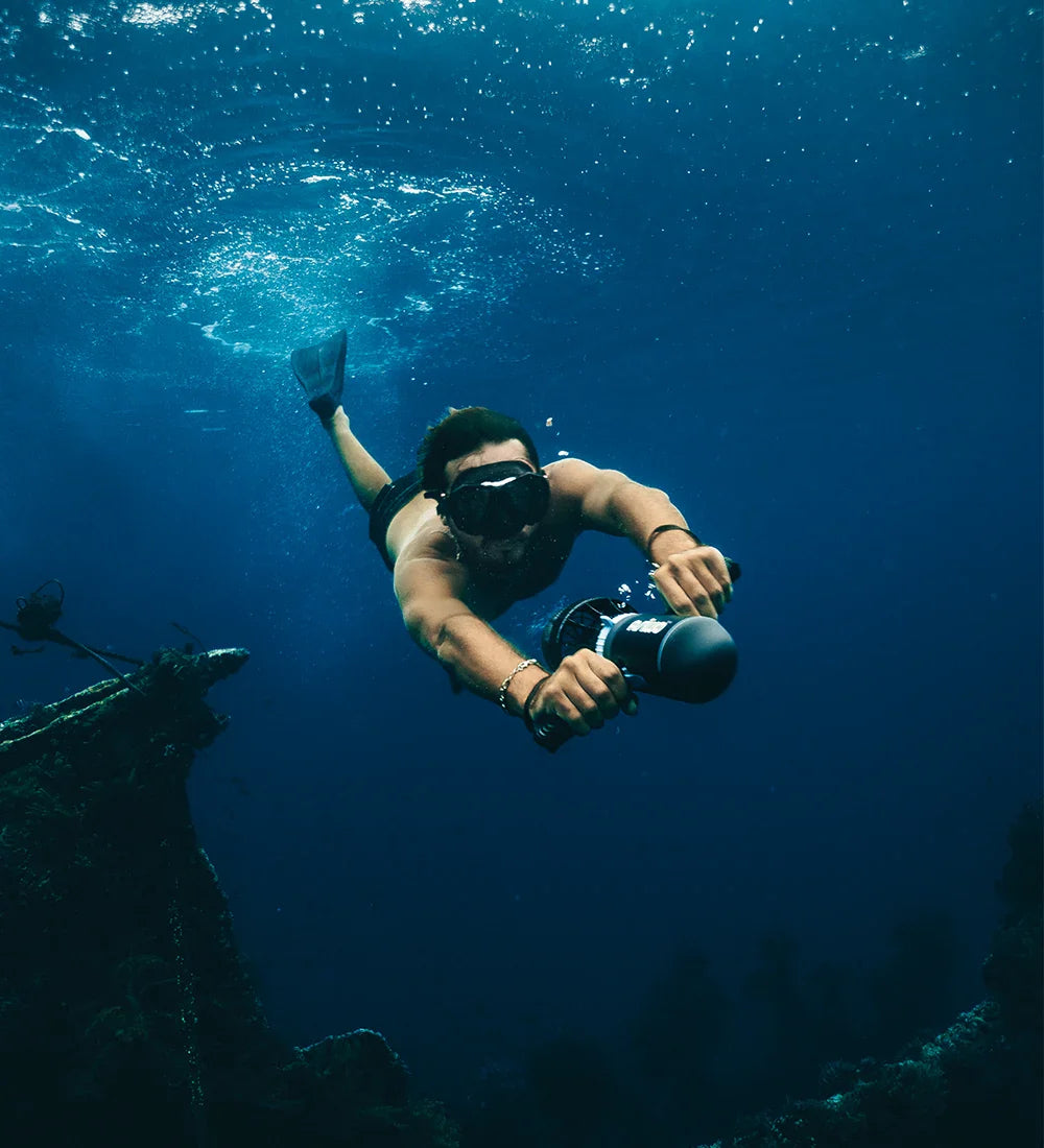 ASIWO U1 electric-assist fin for paddleboards and diving. Lightweight underwater swim-aid with wireless remote. Free shipping at e-boarders.com