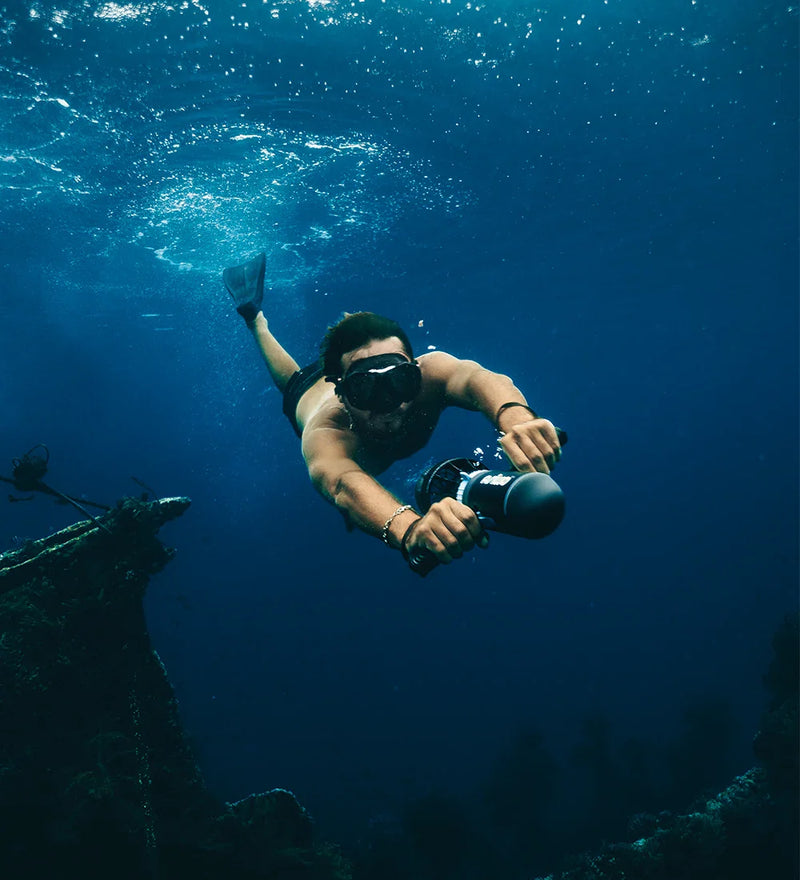 ASIWO U1 electric-assist fin for paddleboards and diving. Lightweight underwater swim-aid with wireless remote. Free shipping at e-boarders.com