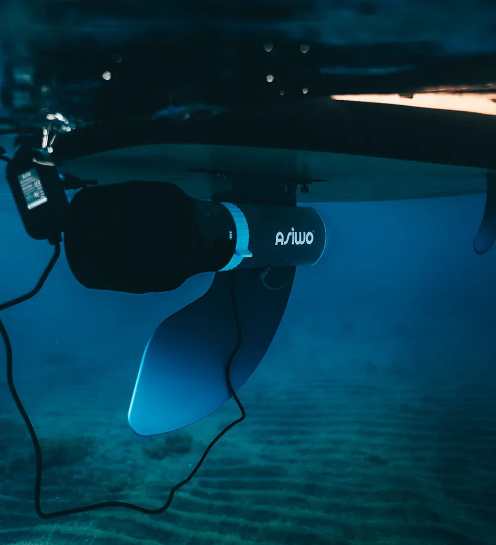 ASIWO U1 electric-assist fin for paddleboards and diving. Lightweight underwater swim-aid with wireless remote. Free shipping at e-boarders.com