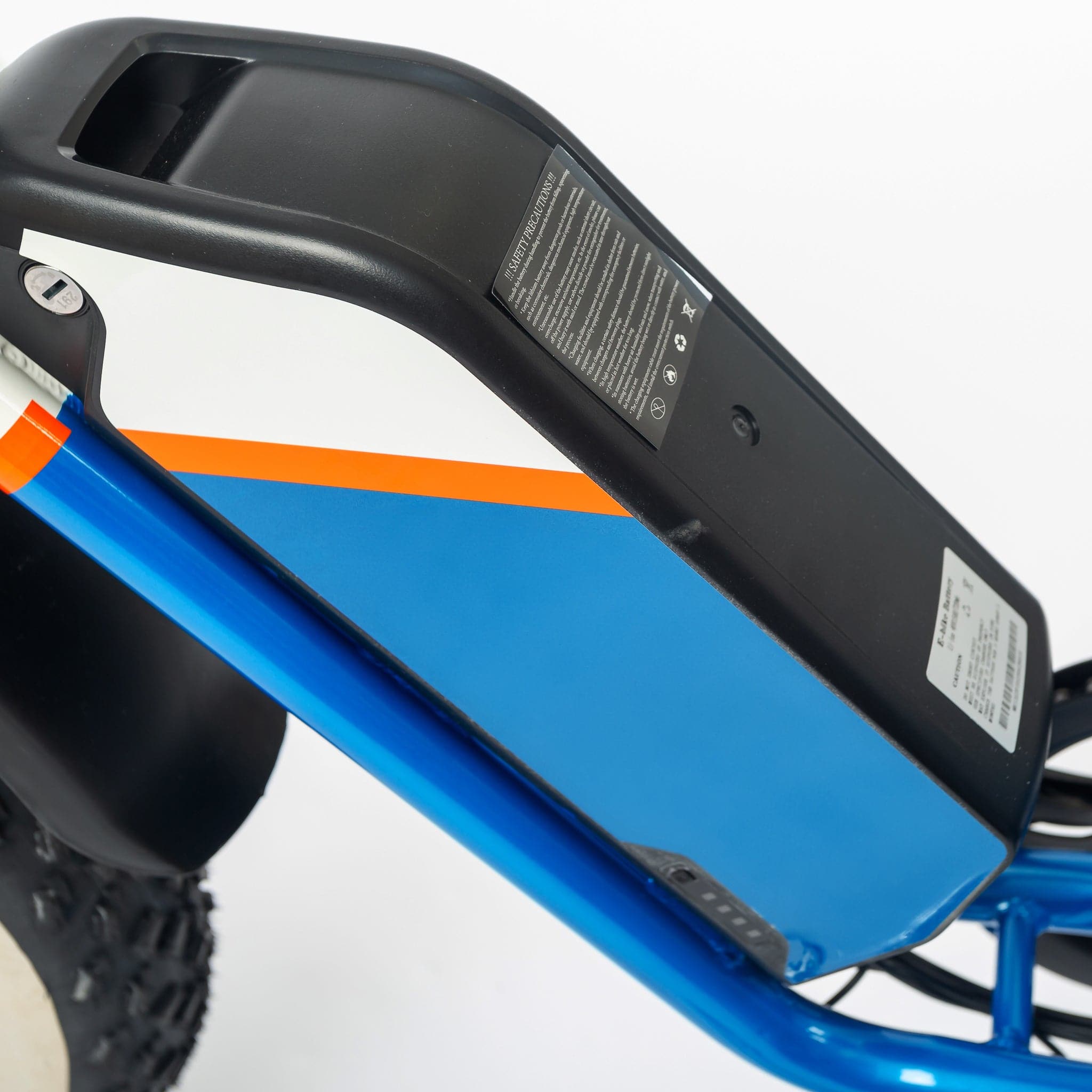 Battery casing and locking mechanism for blue Phantom Gogo Klutch Cafe Max P20 Fat Tire electric bicycle E-Bike, wtih pedal-assist 52 MPH, 53 Mile Battery Range. Color options are silver, silver, blue, pink. Free shipping at eBoarders.com